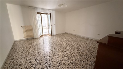 Appartamento Al Piano Ammezzato Di 2 Vani Oltre Accessori. Doppia Esposizione.